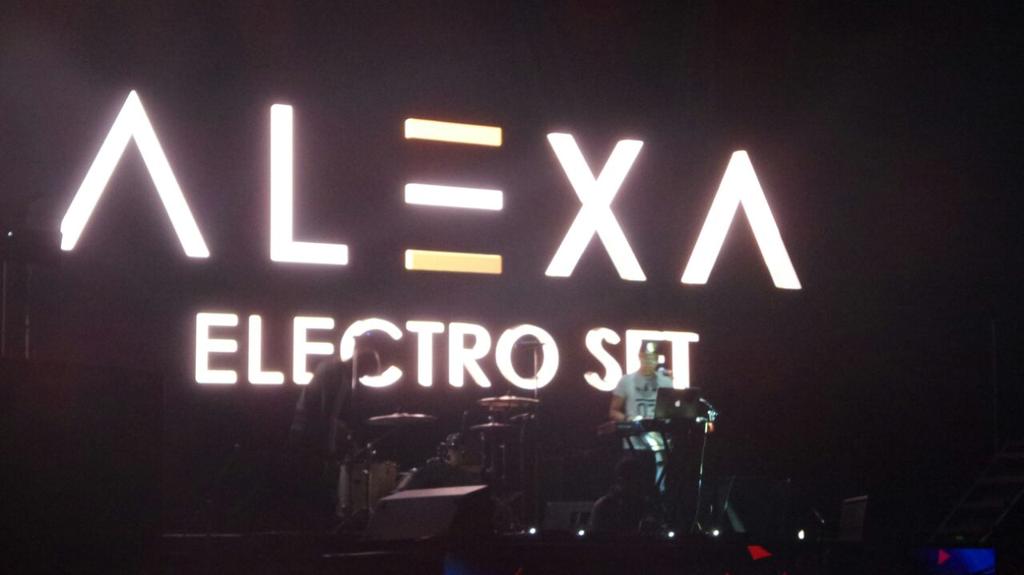 TRL_Jakarta's tweet photo. ALEXA Electro Set perform #PA2014 #ParanoiaAwards live from @ColosseumJKT http://t.co/7pxWTTodWV