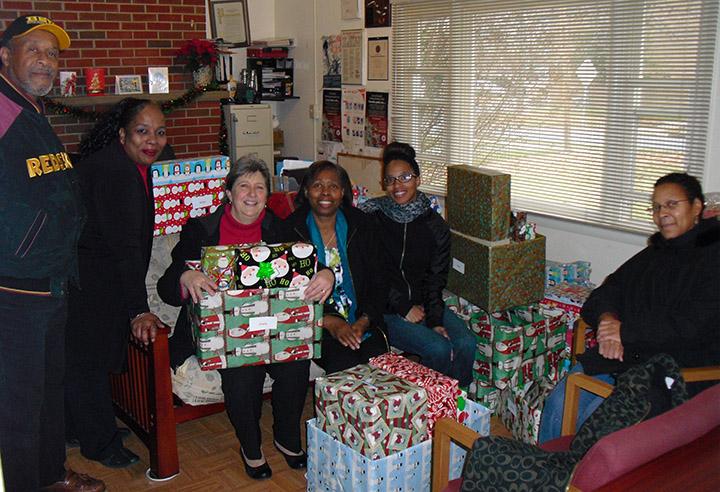mcpsDMM's tweet photo. DMM gives back! Employees donate, wrap &amp; deliver gifts to nearby Helping Hands shelter. @mcps http://t.co/KTG0OHccFG