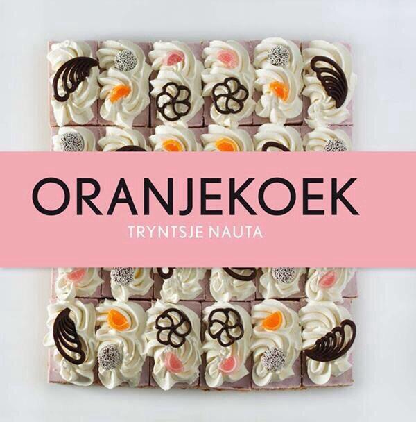 Fotografe #TryntsjeNauta overhandigt @Menno_DeKoning, winnaar <a href="/heelhollandbakt/">Heel Holland Bakt</a> haar boek #Oranjekoek in <a href="/Fotomuseum/">Fotomuseum Den Haag</a>