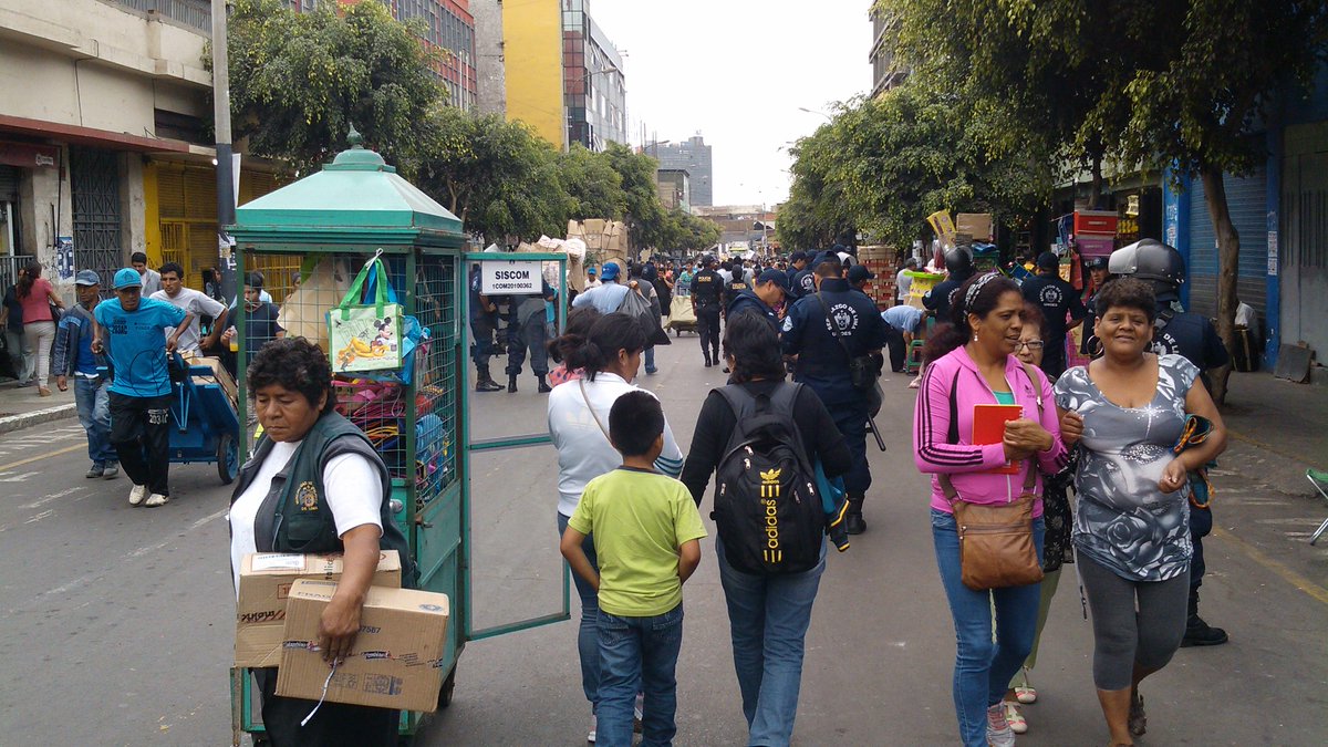 LimaSegura2017's tweet image. #NavidadSinRiesgo continúa operativo de liberación de rutas de evacuación en el Mercado Central.