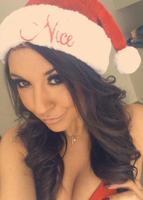 Now how did I end up with the "nice" Santa hat 😂🎅🎄🎁 http://t.co/bLt7tvTv67<a href="/tag/idontwannagetouttabed"class="tags"><span>#idontwannagetouttabed</span></a>