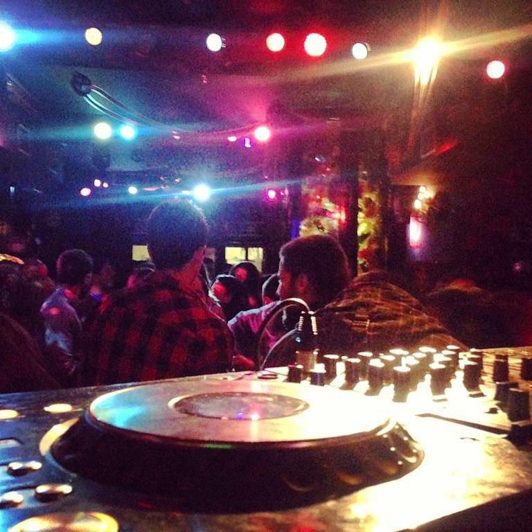 pitu22_94's tweet photo. Esta noche la liamos pocha. #PreNocheBuena 
#Regalitos
#SantaMFClaus
@LaCastafioreav http://t.co/IMlxOxRIBj