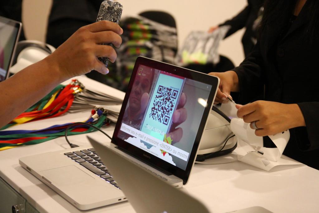 laggedHero's tweet image. Eu, sendo modelo de mão para o #nextlevelapps