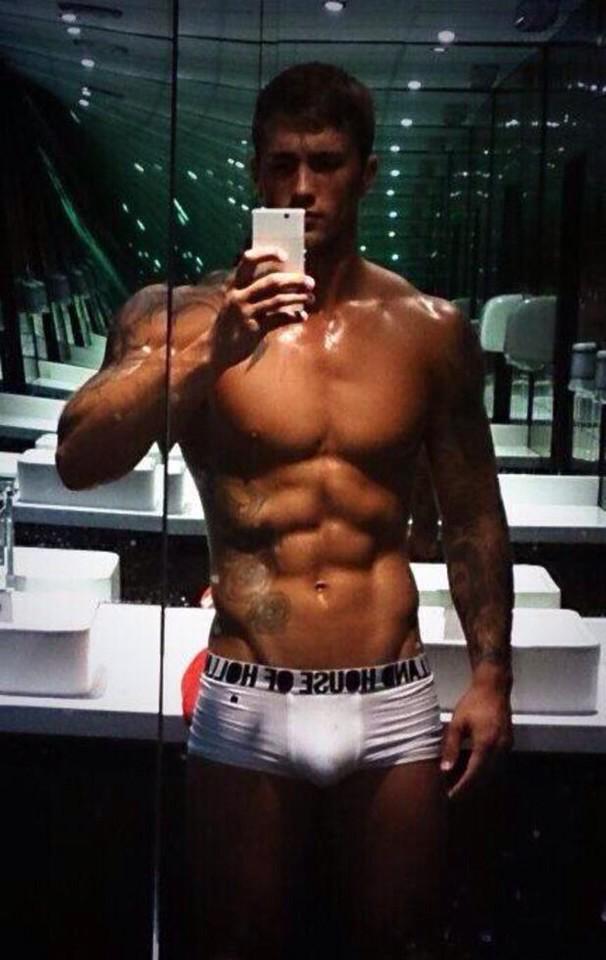 Dan Osborne is just beautiful #danosborne #hotmen #beautifulmen #tatoos #muscles #perfect #fit #gaykik #gaysnapchat