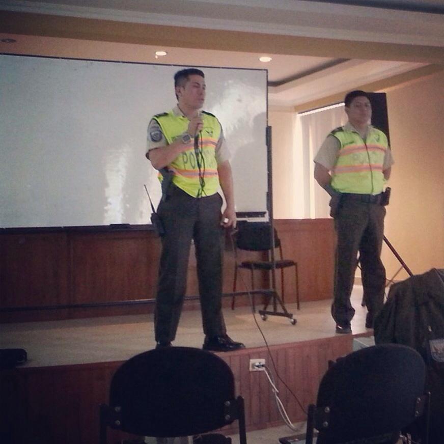 PoliciaEcuador's tweet photo. Prevenimos accidentes. #DistPatate Pelileo capacita a colegios en uso adecuado y control juegos pirotécnicos. #polco http://t.co/IuN9no87af