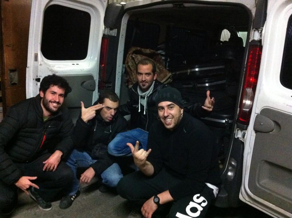 Sobieht's tweet photo. Dena kargatuta eta sestaora goaz @QueInfierno rekin azken kontzertura...egurre!!! Gaueko 10etan hasiko da!! http://t.co/aByiEXtySZ