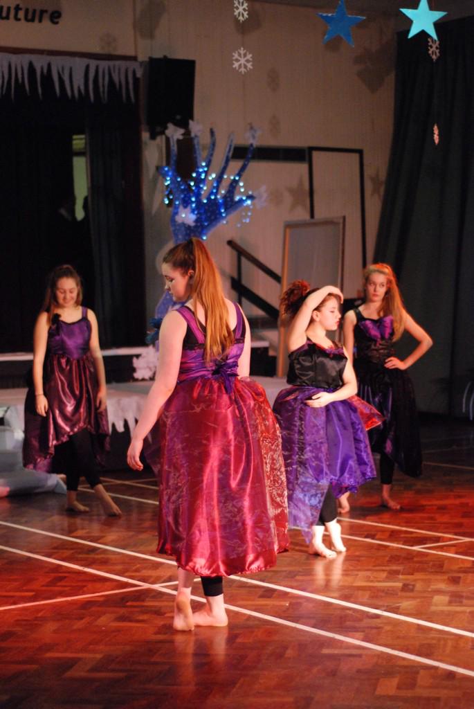 RicardsTweets's tweet photo. More great dance shots from the BTEC Showcase - some super costumes designed and made by the @RicardsProd students http://t.co/LggCSRfNCV