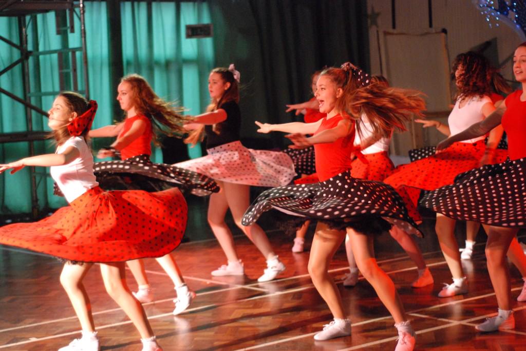 RicardsTweets's tweet photo. More great dance shots from the BTEC Showcase - some super costumes designed and made by the @RicardsProd students http://t.co/LggCSRfNCV