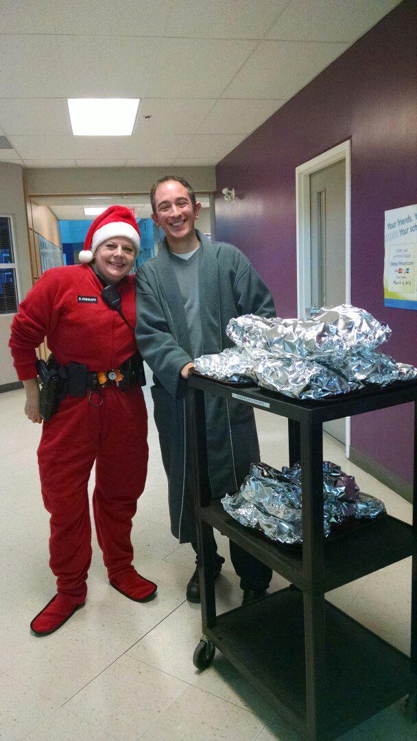 A very special #elf arrived frm <a href="/SaanichPolice/">Saanich Police</a>, to help deliver #pancakes! <a href="/gmitchell_sd61/">Gord Mitchell</a> @SaanichPDslo4 #Saanich
