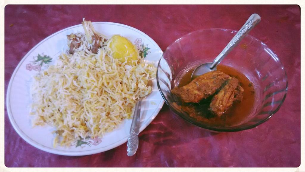 Saakey7's tweet photo. I Love Biriyani ^_^ <3 #MuttonBiriyani #ChickenChaap #Dinner #Favourite #ShirajGoldenGate #CalcuttaSpecial http://t.co/U2HFaksHNS