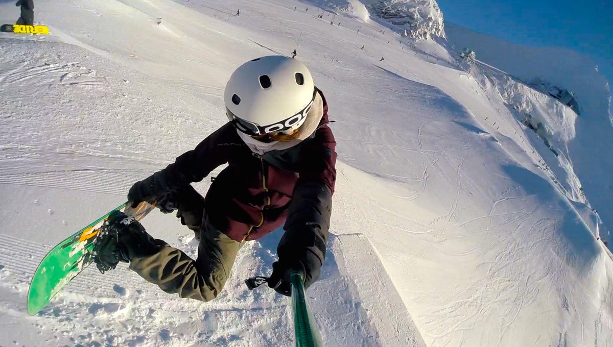 MorenaMakar's tweet photo. Air selfie :) @Kitzsteinhorn http://t.co/j3gw3fiLMk