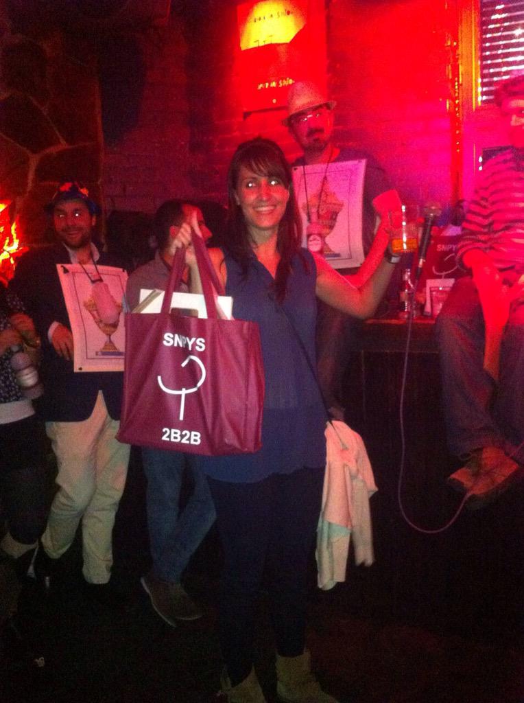 SNPYS1's tweet photo. Clientes felices con las Bolsas Navideñas de #2B2B @IGuadab @20m http://t.co/s0SDBJLqc7