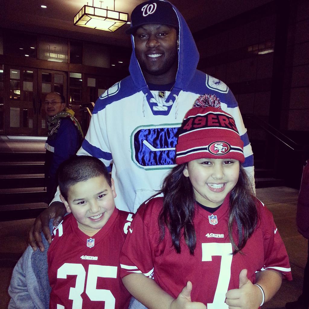 FlipModeE's tweet photo. @AnthonyDavis76 how about these 2 lovely #49ersFaithful, this was from NFCCG. #SantaBam http://t.co/pTSq5AGiEL