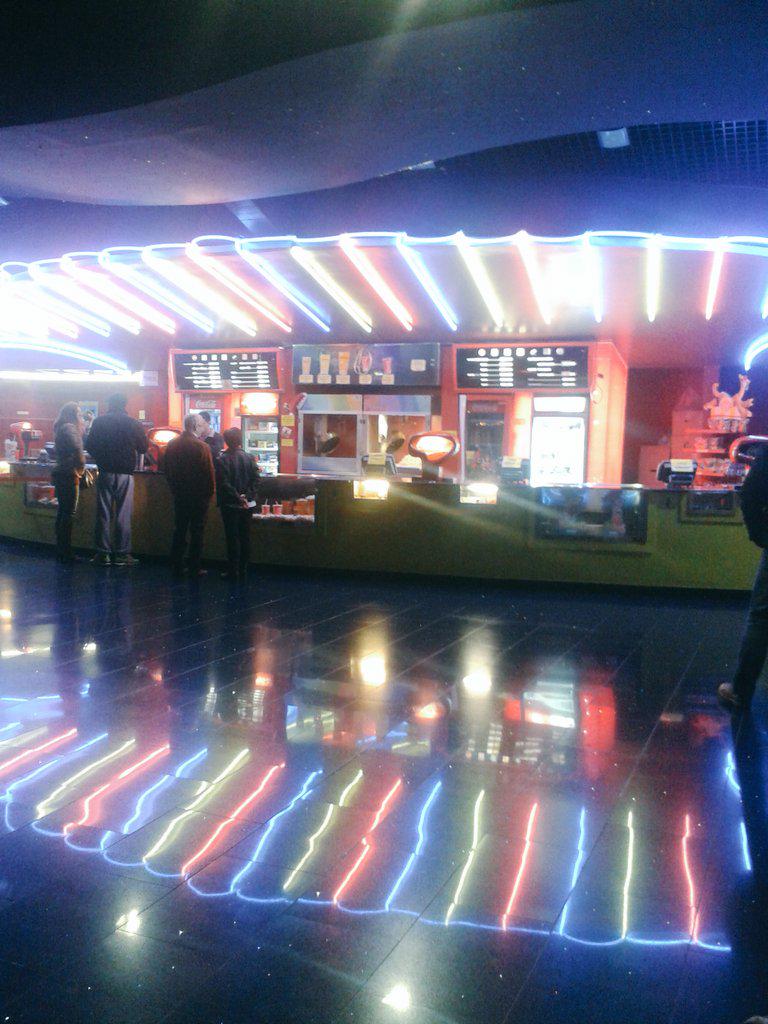 eoqg's tweet photo. Vamos al cine 👏👏 #ElHobbit http://t.co/4sRHYpsHrw