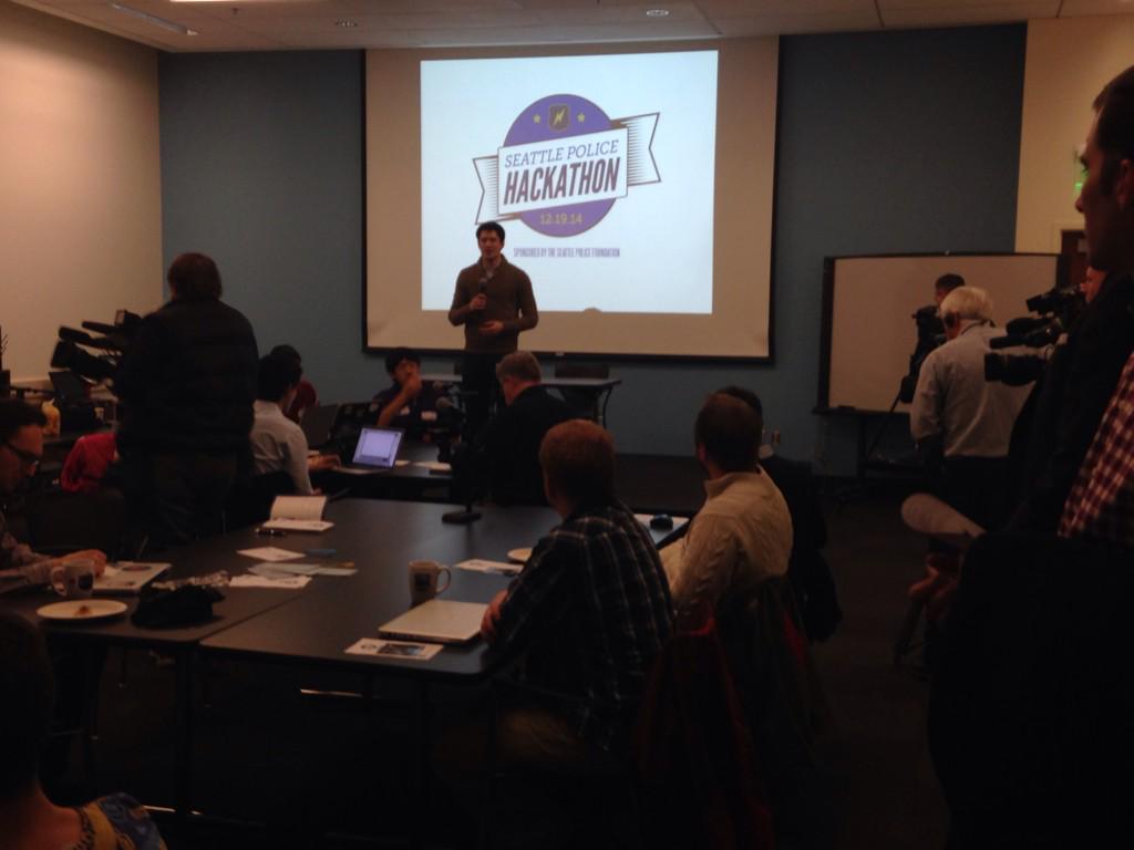 EVIDENCEcom's tweet image. The #SPDHackathon room @SeattlePD is packed with smart &amp;amp; engaged citizens ready to start hacking!