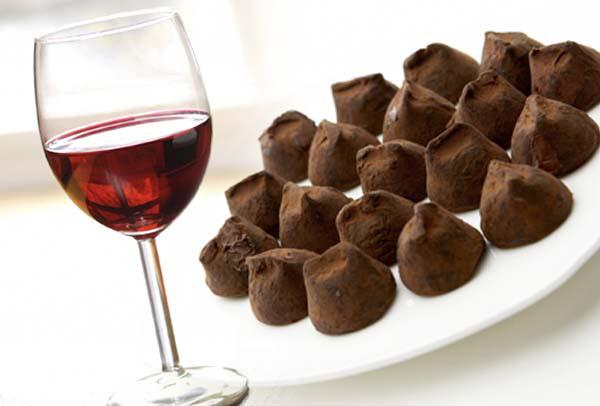 TRIbellaWine's tweet image. We love #chocolate and #redwine. What are some of your favorite reds to enjoy with chocolate? #TheygoTogether