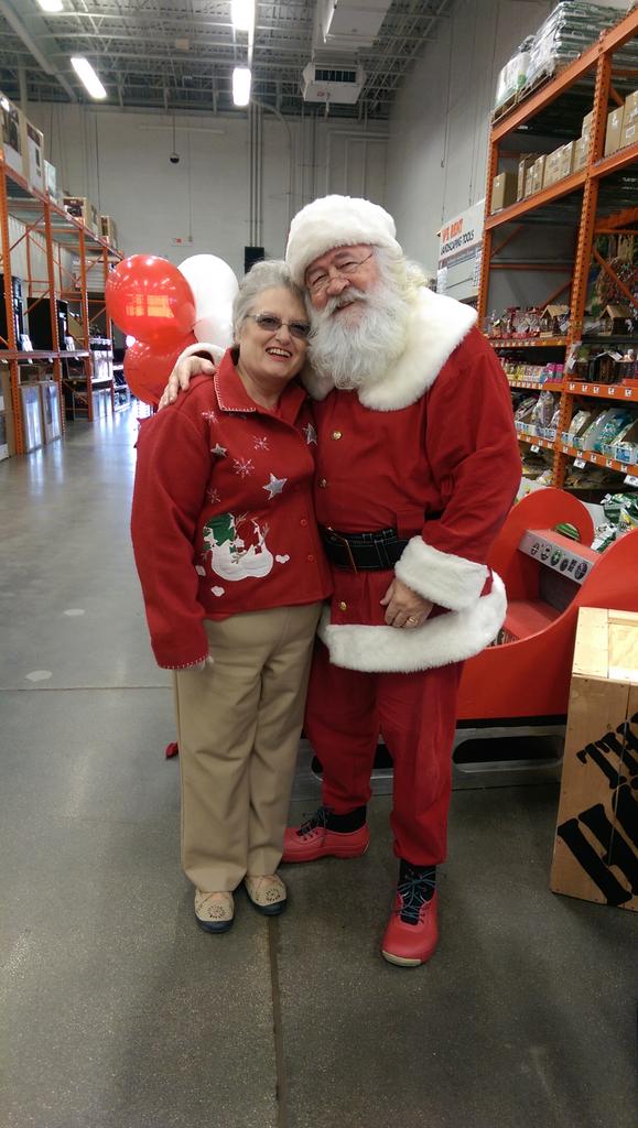 KimmyMull's tweet photo. Santa loves everyone of all ages!! :) @2313_Autry  @Millaya  @KGibsTHD @THDBecky31 http://t.co/J1E2lCDOeE