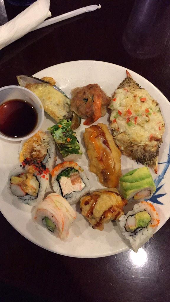 kqt_pi's tweet photo. #buffetsushi #seafood 😋 http://t.co/jqTdiG6Ccz