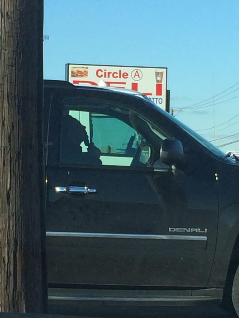 Ali_Grossman's tweet image. Look closely, shaving in the car! #preShabbosShave #shortontime #shortfridays #earlyshabbos