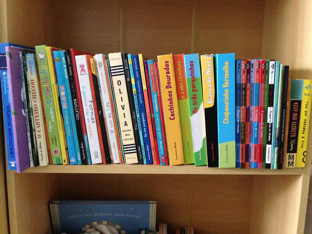 ericoassis's tweet photo. Biblioteca da @garotazeitona organizada http://t.co/p78WsNEgsR