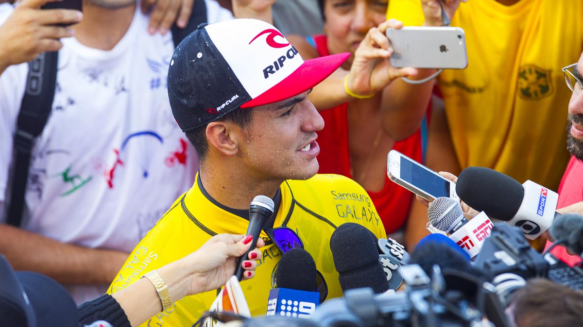 wsl's tweet photo. .@gabriel1medina defeats @dusty_payne. One step closer to a World Title #BillabongPipeMasters http://t.co/IS4gMXeVKA http://t.co/IO95uHVlzm