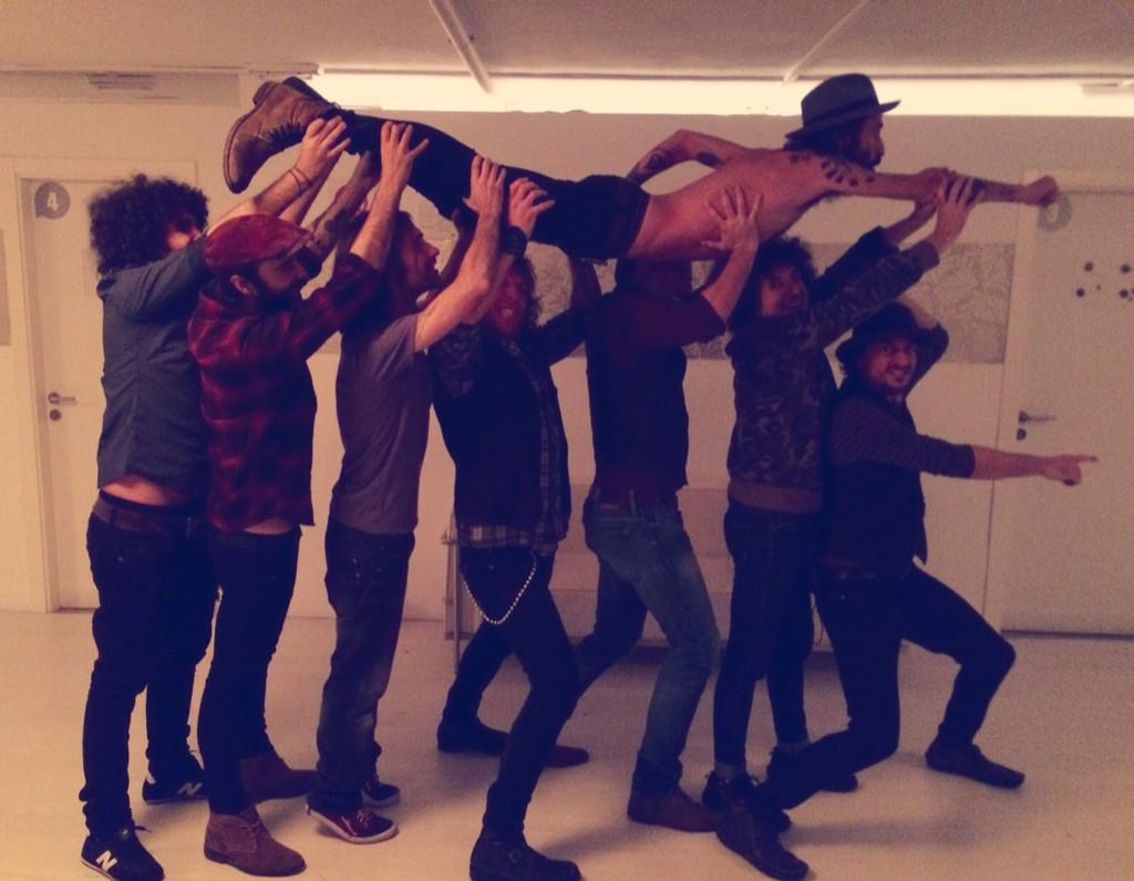 Leiva_Oficial's tweet photo. Último vuelo del año. Os queremos. Nos vemos en el fin de gira.
L http://t.co/x6mh64xRbD