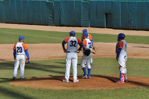 escambraycu's tweet photo. #GallosSSp barrieron a #TorosCMG y llegaron a 21 victorias. Subseries vs. #MAY y #CFG costaron la clasificación http://t.co/Nveo0PtPAY