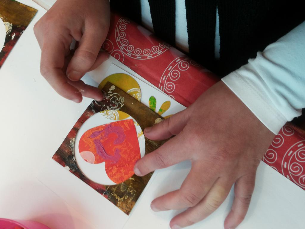 Samen met <a href="/LFBvleuterweide/">LFB Vleuterweide </a> kaarten maken voor 60 gezinnen <a href="/VriendVoedselLR/">VriendVoedselbankLR</a>. @Abrona_db Kerst= samen delen!