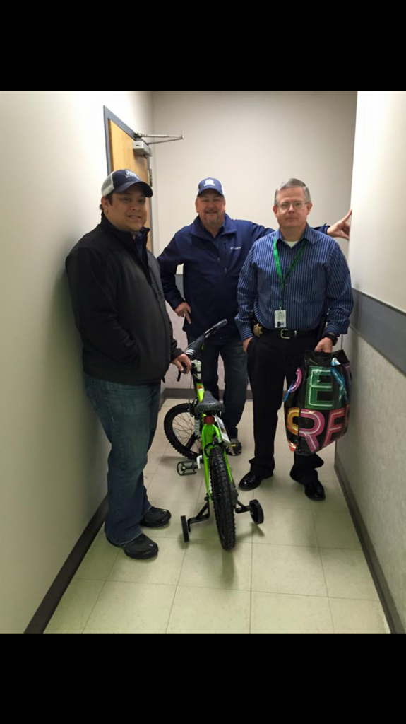 CGDraftServices's tweet image. Team Cold Gold spreading some Christmas cheer for those less fortunate with the Tulsa Police Department.  @DWray7