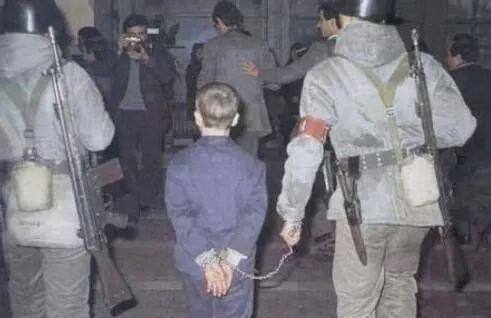 hemir69's tweet photo. Herkese farklı Hukuk
"Baklava çalan çocuk"la"para saymak için makine alan çocuk"
#ÖzgürMedyayaKelepçe http://t.co/sihJxAxqQ0