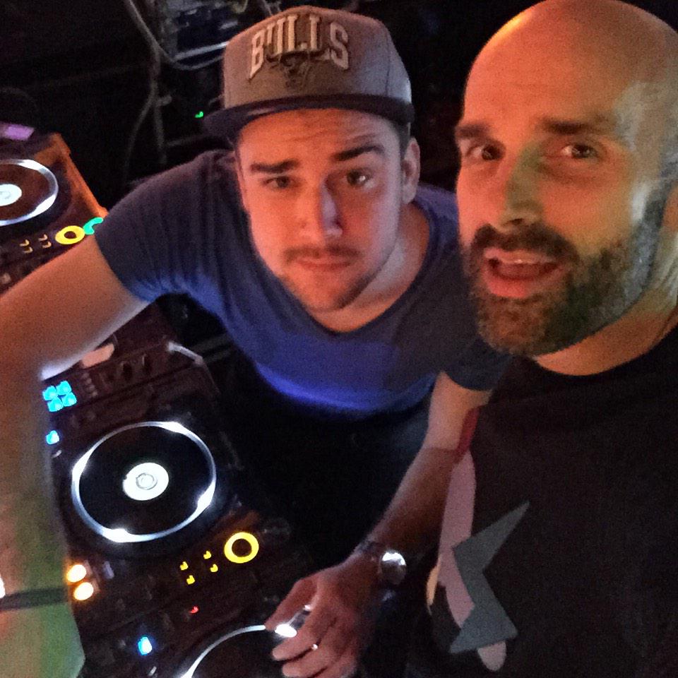 Seblucasjoseph's tweet photo. Le fête #FunRadioXmasTour continue à Metz @funradio_fr @Party_Fun #FunRadioFamily @BRUNOFUNRADIO @Lovinfun 👯👯👯👯 http://t.co/u3Zw1yQXqc