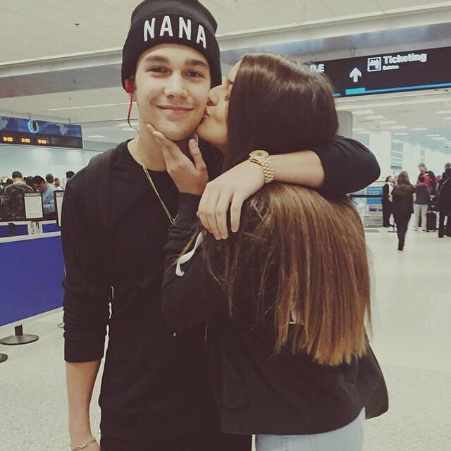 mahomie_team's tweet photo. Austin this morning at the airport http://t.co/9O1TTjPCVW