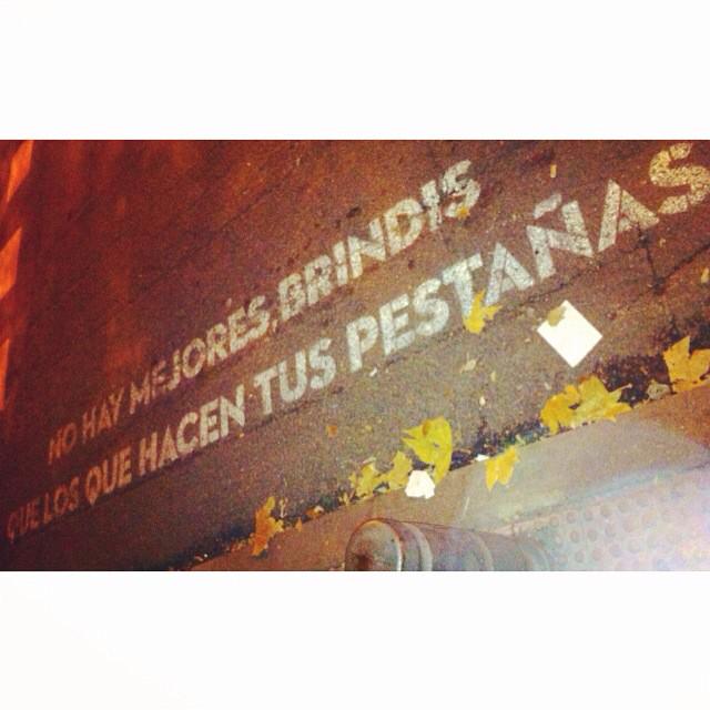tipicademadrid's tweet photo. Cosas que te encuentras por el centro de Madrid y te alegran la noche. http://t.co/QzqJHFfugN