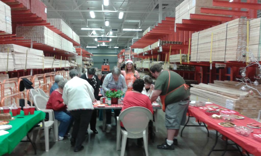Ryanlumber3609's tweet photo. Ladies night @ 3608 
#doitherself http://t.co/MY1W5uQNGP