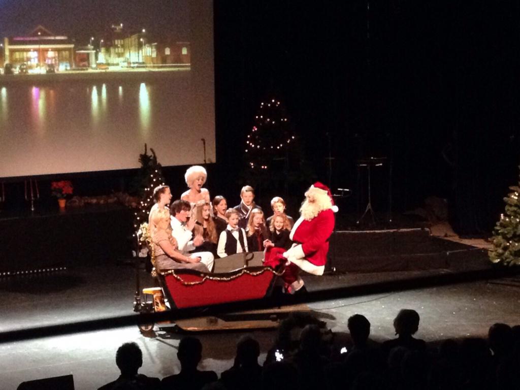 De Kerstman kwam persoonlijk op zijn arrenslee poolshoogte nemen tijdens het Kerstconcert 'Dromen'