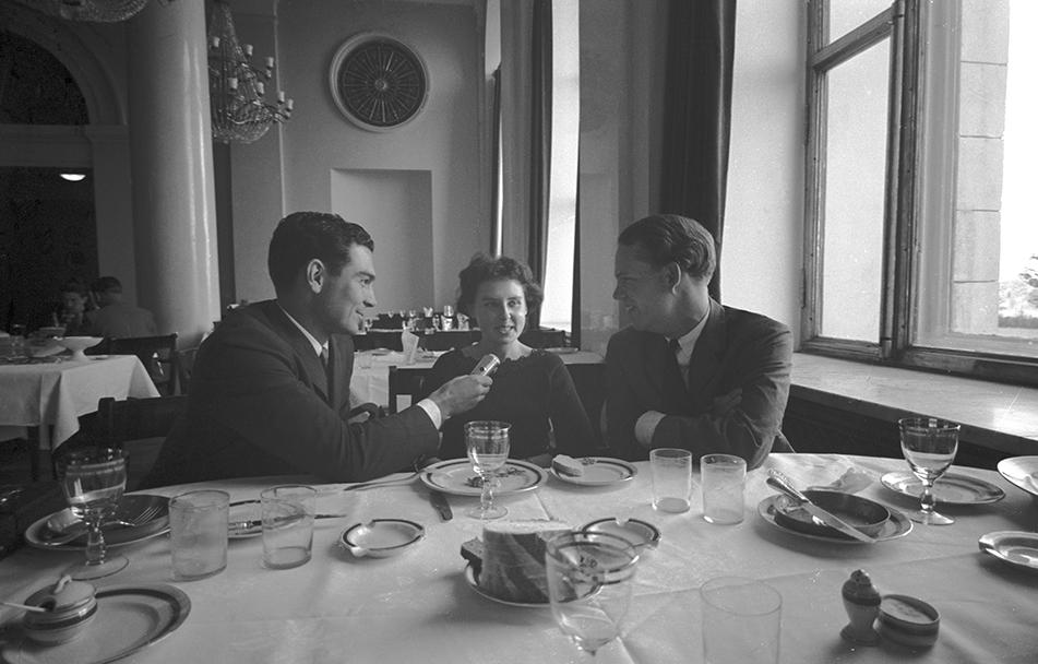 XingIronCurtain's tweet photo. Morton Beebe and John Gewalt interviewing a Soviet hostess after dinner in Moscow. © 1959 Morton Beebe http://t.co/oLFCuciTdi