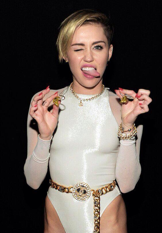 TheMileyInfos's tweet photo. 100 RTS = 100 VOTES 👑💐💎💜💙❤ #HollywoodMusicAwards Miley Cyrus http://t.co/rKJx68biQL