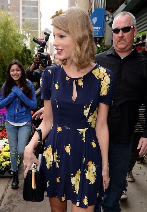 TheTaylorArmy's tweet photo. I don't judge this fans because I'd be just like them in this situation. http://t.co/03Cn4ErnPk