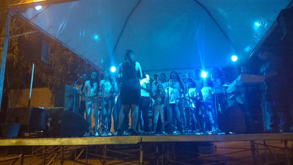 Coral da Escola Walkiria Lima se apresenta agora no palco da Galeria de Natal. Vem!