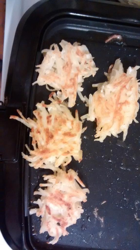 Nina_Ginger's tweet photo. Hot latkes! Happy Hanukkah @J_Berms @S_Berman @Scoop_68 @CaapSofie @ERubberTires Pass the Brisket! http://t.co/ckWLssMI6m
