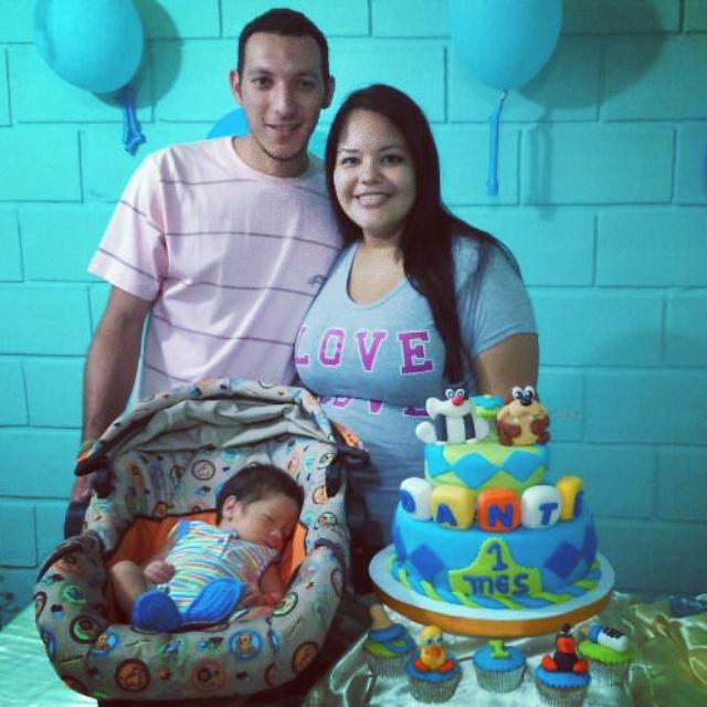 china_bsc's tweet photo. Feliz cumplemes miamor chiquito 🎉👣 18/12 @Guarulo360 😍😘👪 http://t.co/gUDiTpYAsP