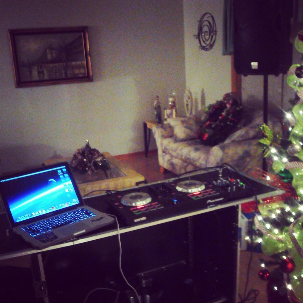 OfficialPheen's tweet photo. #DJ #xmas #holidays #gig http://t.co/rnejRSv0B6