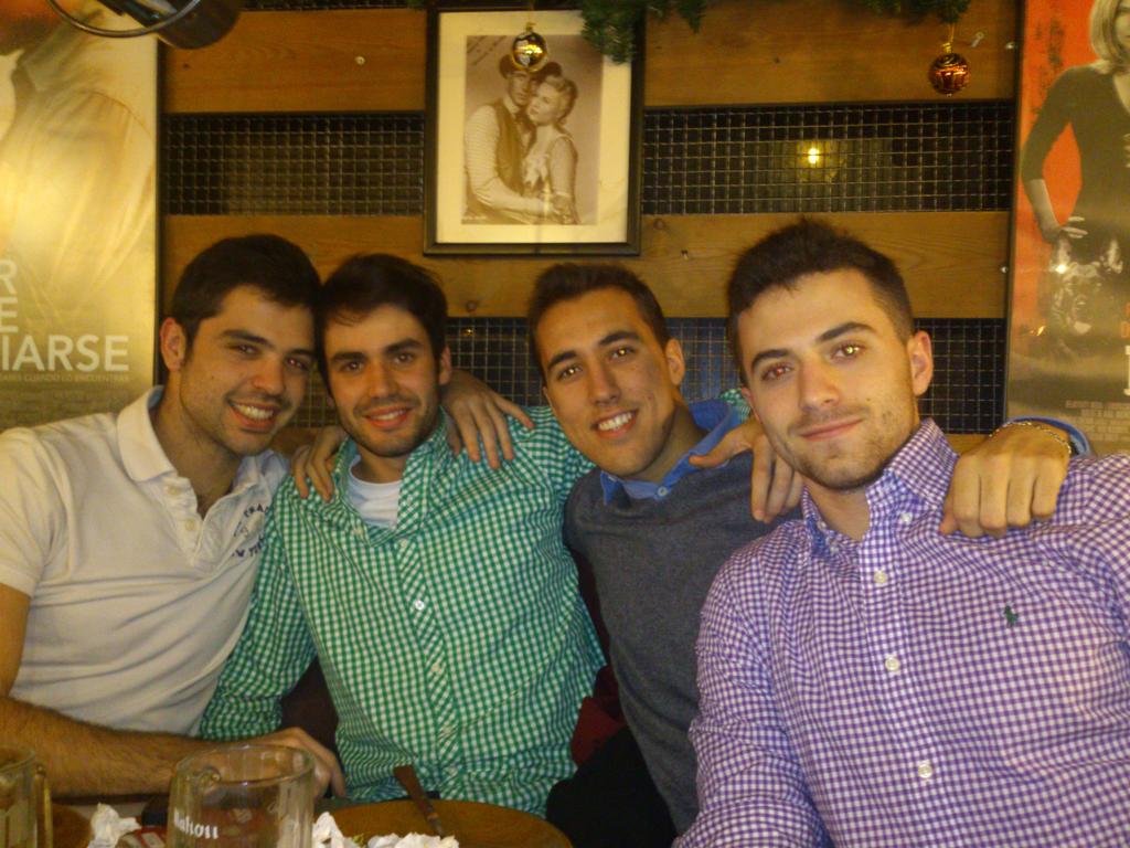 danigavi's tweet photo. Cenaker navideña telecuna!!! @Nach_22aker @alfre_1992. http://t.co/TsLDPBbqqi