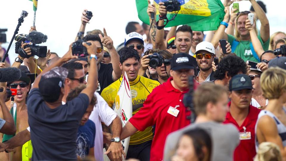 alerseixas's tweet image. #orgulho de algo HISTÓRICO! Medina é o 1º brasileiro campeão mundial de #surf! #SurfBrazil es.pn/1sQj5Xb http://t.co/Iagg1FqyTL"