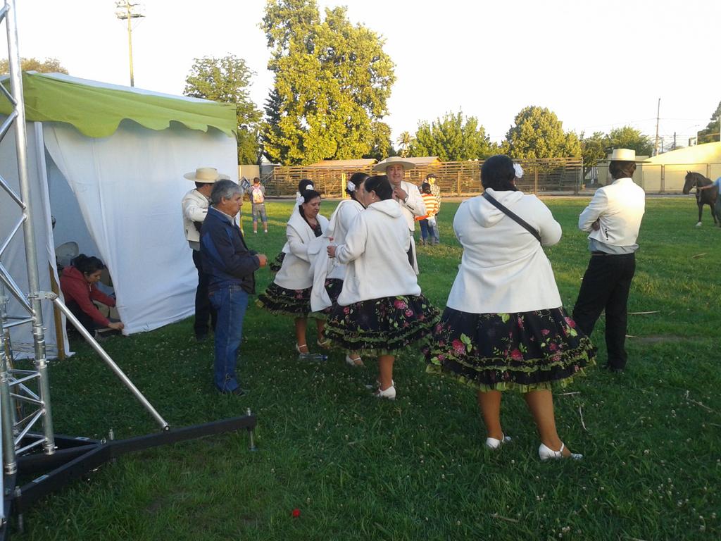 chilenerostalca's tweet photo. A pocos minutos del gran evento navideño en San Javier. Chileneros de Talca, cuentos infantiles y demases... http://t.co/1gExUvBRnF