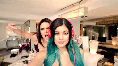Iam_Thibaut's tweet photo. #SoloSelfie Kylie & Kendall #BeatSolo http://t.co/DuBPG21omO