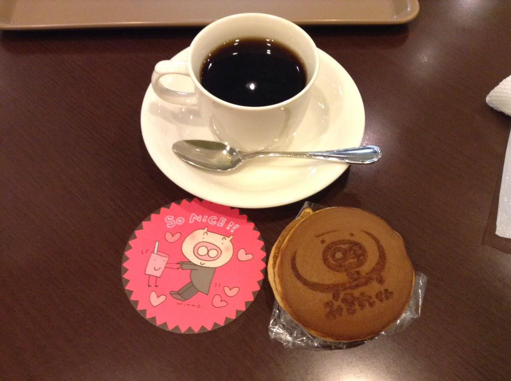 HakiDoku's tweet photo. 池袋サンシャイン劇場なう。
キャラメルボックスを観に来ました〜。
みき丸どら焼きセット買ったらコースターもろた！ http://t.co/ZxPkYDKVhR