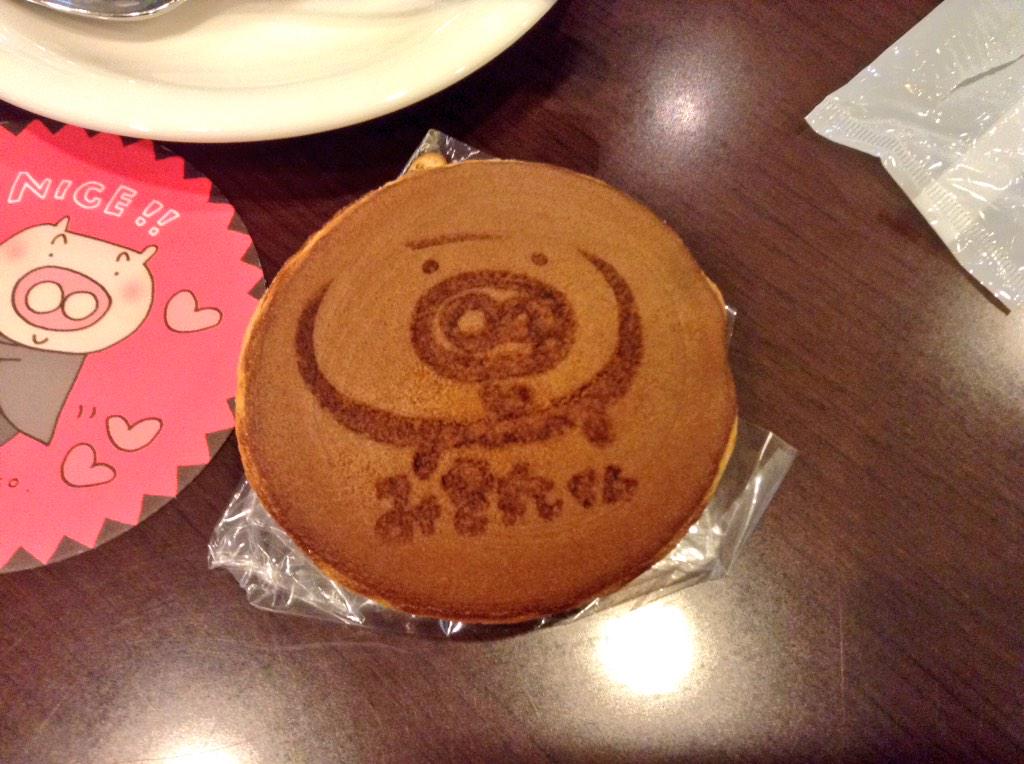 HakiDoku's tweet photo. 池袋サンシャイン劇場なう。
キャラメルボックスを観に来ました〜。
みき丸どら焼きセット買ったらコースターもろた！ http://t.co/ZxPkYDKVhR