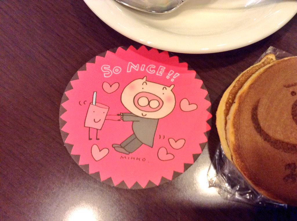HakiDoku's tweet photo. 池袋サンシャイン劇場なう。
キャラメルボックスを観に来ました〜。
みき丸どら焼きセット買ったらコースターもろた！ http://t.co/ZxPkYDKVhR