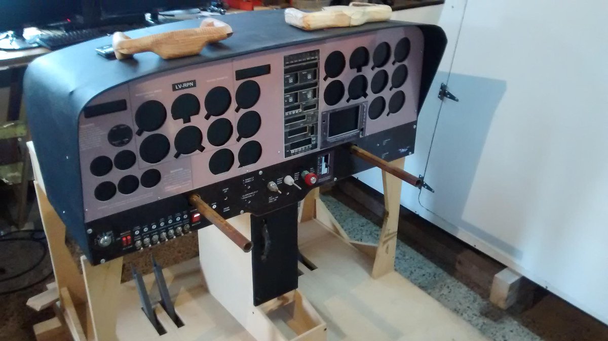 TraficoBsAs's tweet photo. @EndeavorArg queríamos compartir nuestro proyecto, simulador de vuelo homologado de cessna 182 todo funcional abz http://t.co/zyYuYOIWD1